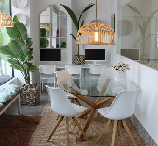 Atención en la secretaría de la academia de inglés para información y matrículas