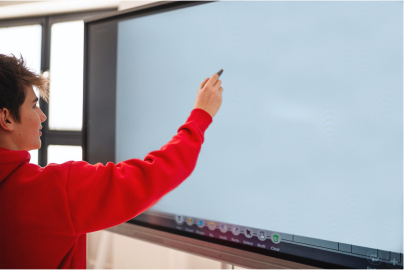 Aulas modernas para clases de inglés presenciales y online para adolescentes