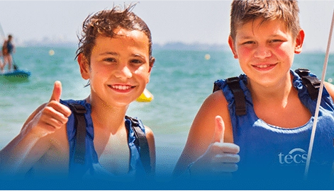 Niños disfrutando de actividades acuáticas en campamento de verano en inglés TECS