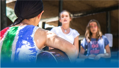 Adolescentes participando en actividades de inmersión en inglés en campamento de verano TECS