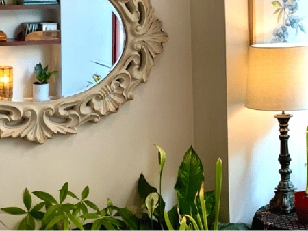 Atención en la secretaría de la academia de inglés para información y matrículas