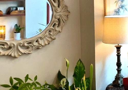 Atención en la secretaría de la academia de inglés para información y matrículas