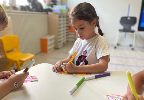 Niños realizando actividades en el campamento de verano de inglés